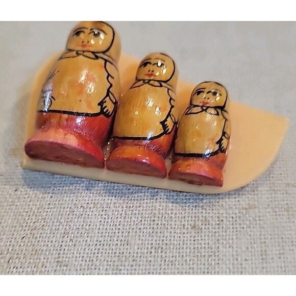 Charming Vintage Nesting Dolls Brooch Pin Trio of Wooden Hand Painted Babushkas - Picture 4 of 7